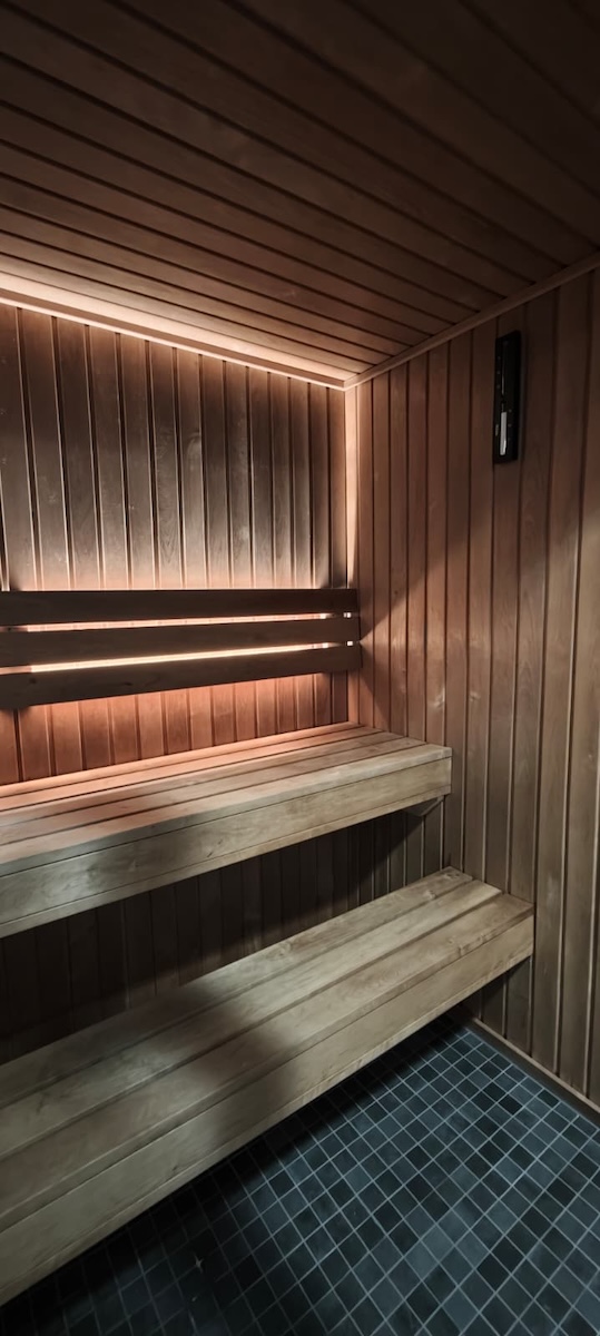 Recharge biohacking spa cold plunge
